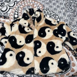 Ying Yang Women’s winter fuzzy coat size XL NWOT